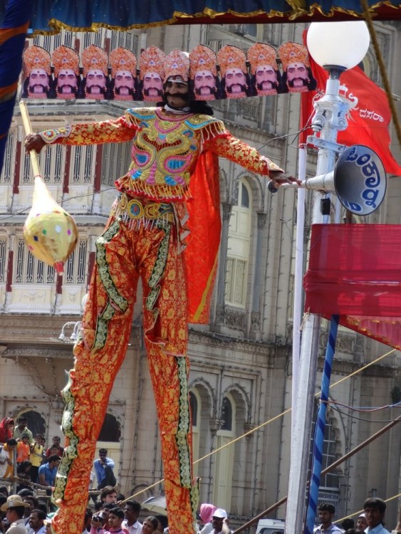 Raavan on stilts